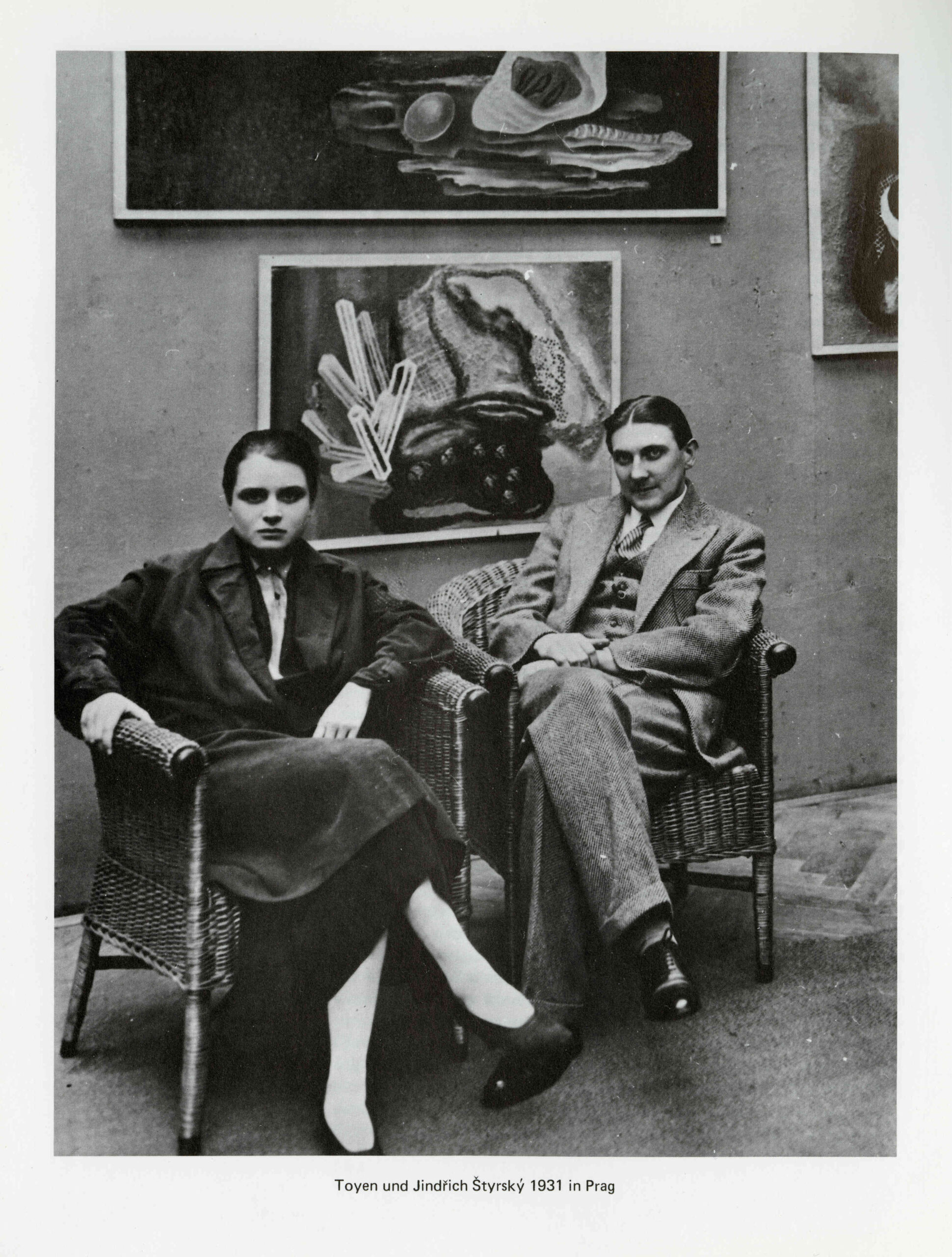 Tšehhi kunstnikeduo Toyen ja Jindřich Štyrský 1931. aastal Prahas artifitsialistliku maalikunsti taustal. Foto: Jiři Hampl