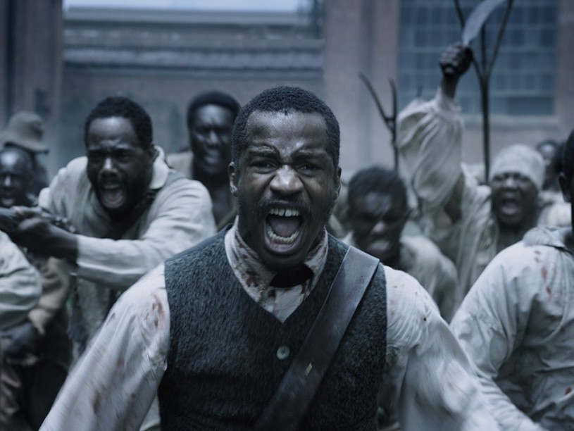 Kõrge kukkumine. Kuni avalikuks tulnud vägistamissüüdistuseni oli mustanahaline Nate Parker „Ühe rahvuse sünni“ lavastaja, stsenaristi ja peaosalisena üks põhilisi Oscari kandidaate. Pilkena mõjub, et filmis kasutatakse süžee käivitajana kaht vägistamisstseeni. Kaader filmist