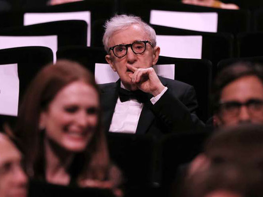 Kerge pääsemine. Hoolimata viimase Cannes’i festivali ajal lahvatanud pilastamisskandaalist pääses valge vanameister Woody Allen häbipostist ja plaanib juba järgmist filmi. Kaader Cannes’i filmifestivali avatseremoonialt, 2016. Foto: press
