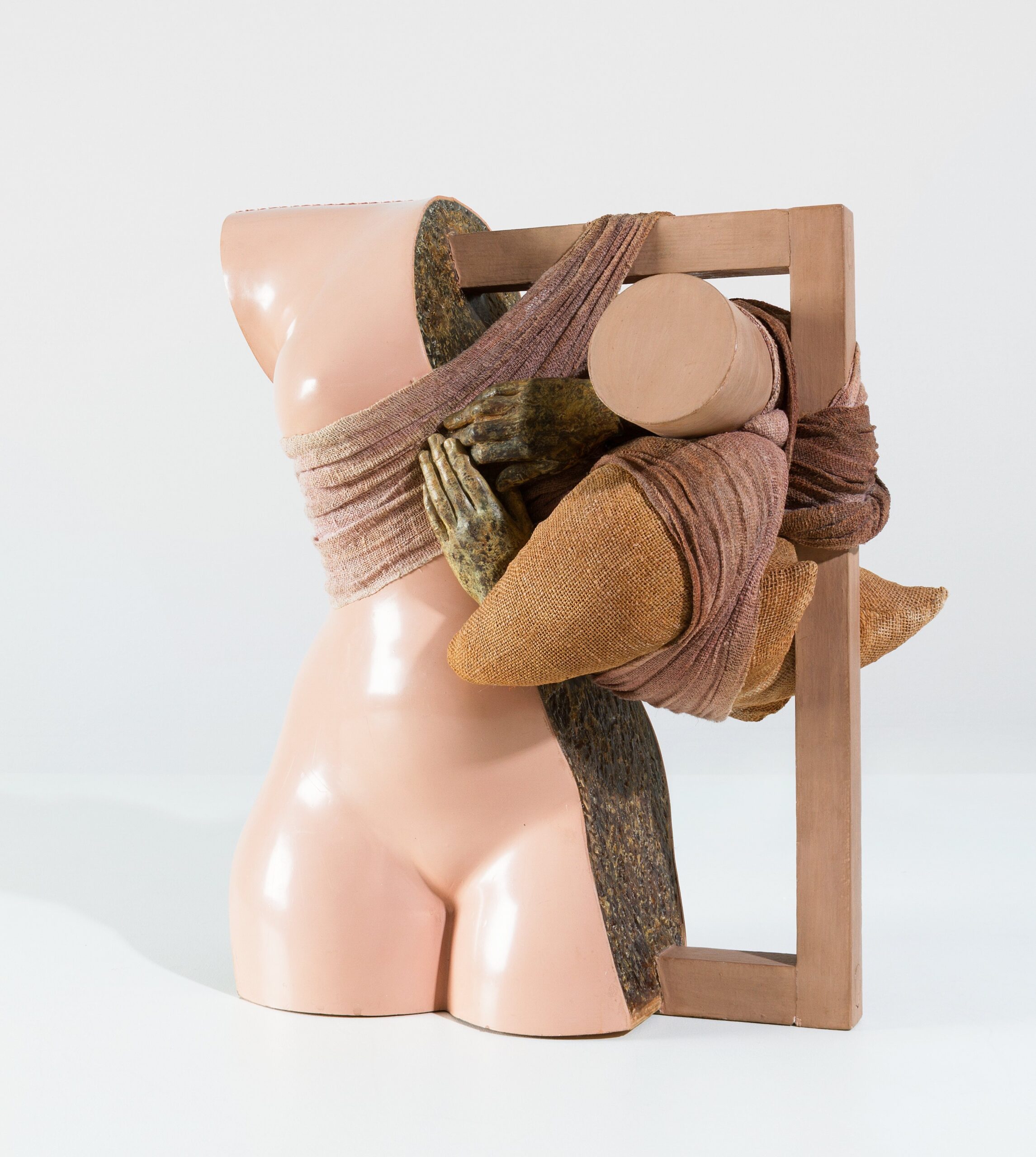 Anu Põdra skulptuur „Kompositsioon torso ja lapse kätega”, 1986, Eesti Kunstimuuseum