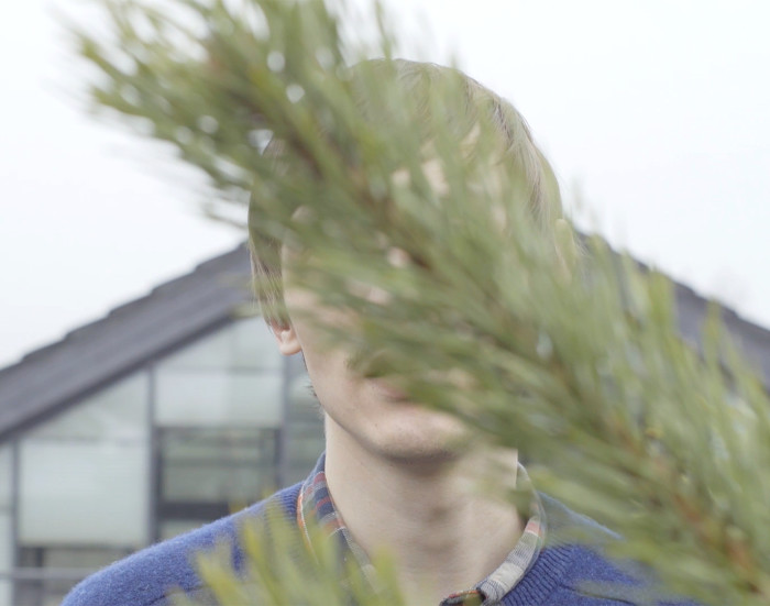 Raamatu koostaja Paul Paper männioksa taga Nida kunstiresidentuuris Leedus. Kaader projekti tutvustavast videost