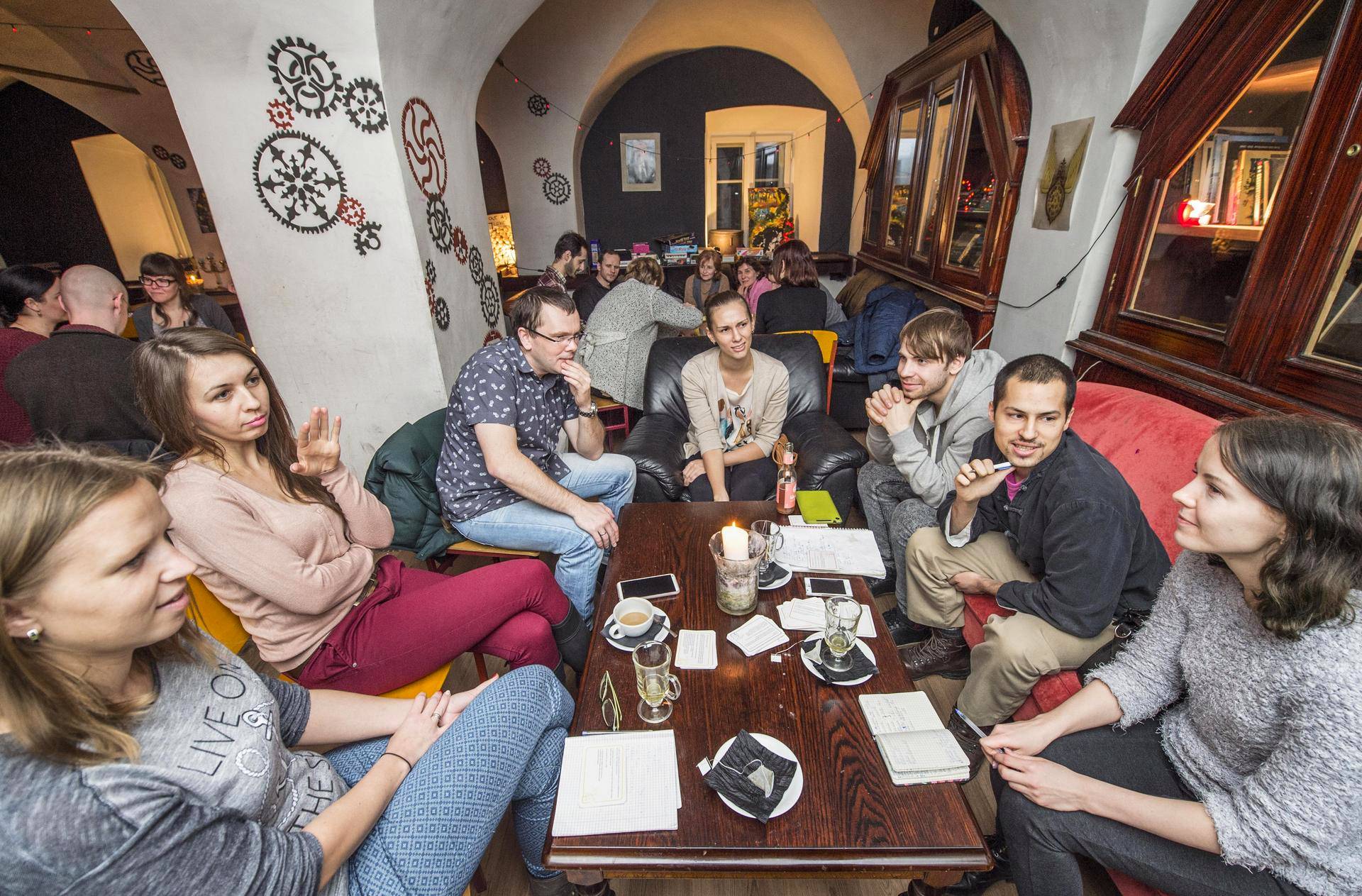 Keelegrupp koguneb igal esmaspäeval kell 18:15 Kelmis. Foto: Helsingin Sanomat