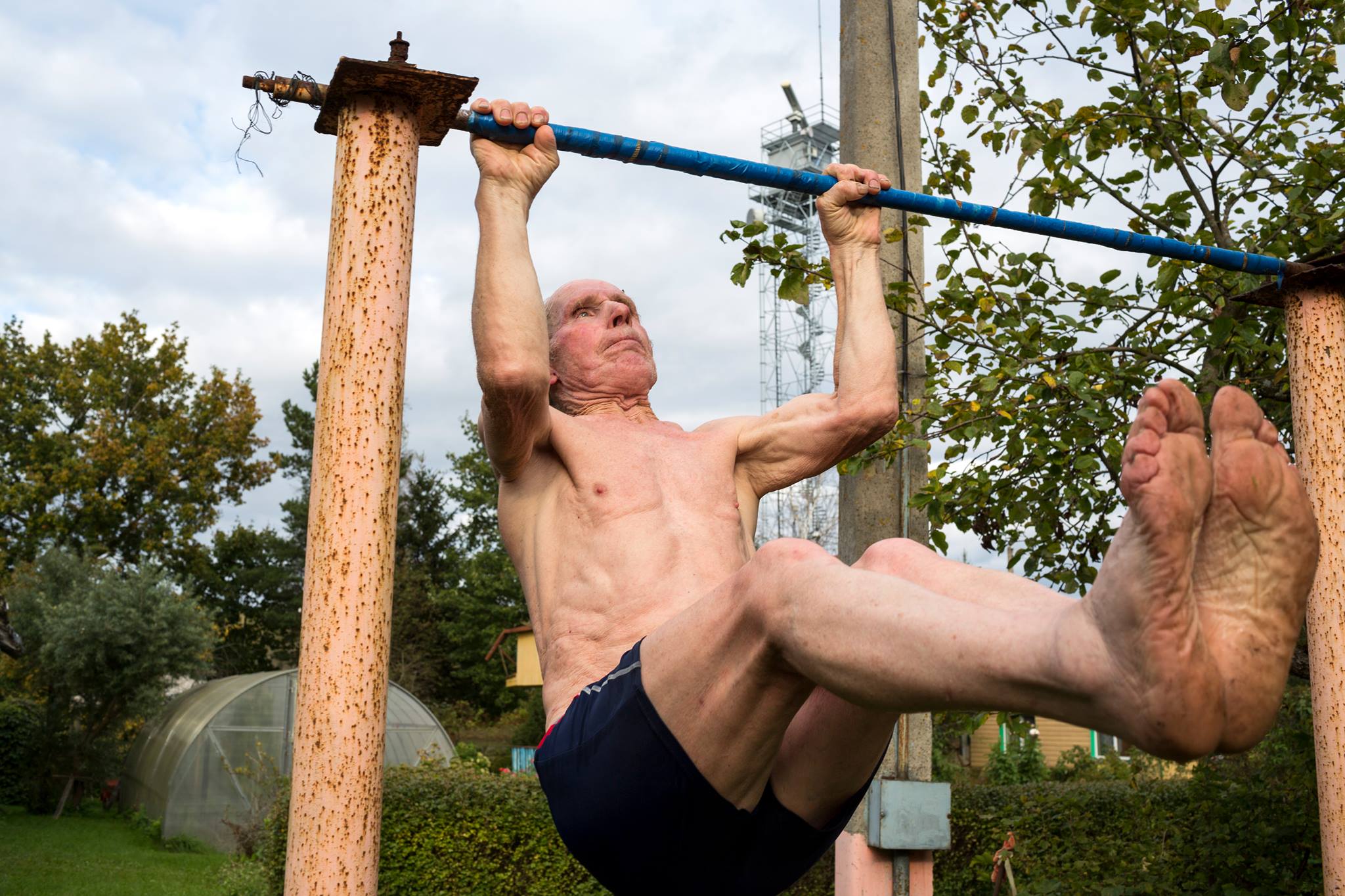 Volodja on eestlane, räägib vene keelt ja kuigi ta on juba üle kaheksakümne, on ta aktiivne maratonijooksja. Ta teeb oma datšas iga päev trenni ja käib Narva jões ujumas. Foto: Louisa Marie Summer, Goethe-Institut