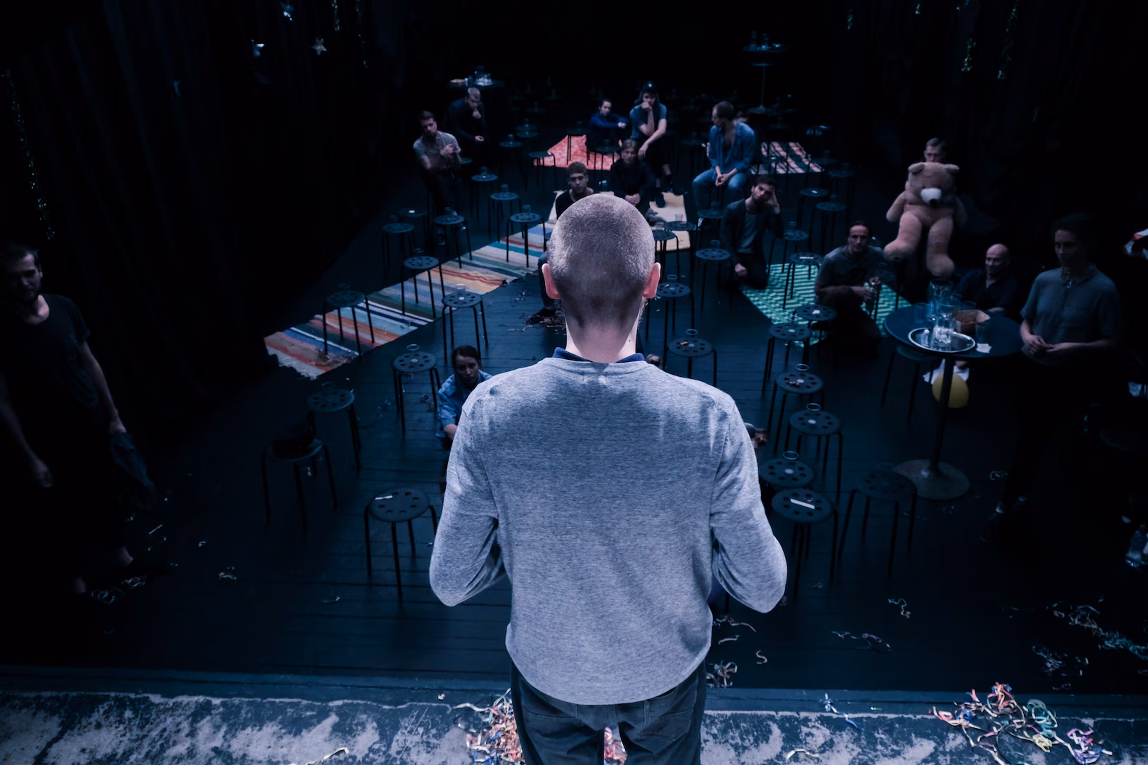 Arvustus: Võõrana firmapeol ehk lavaka 28. lennu „Kogudus”