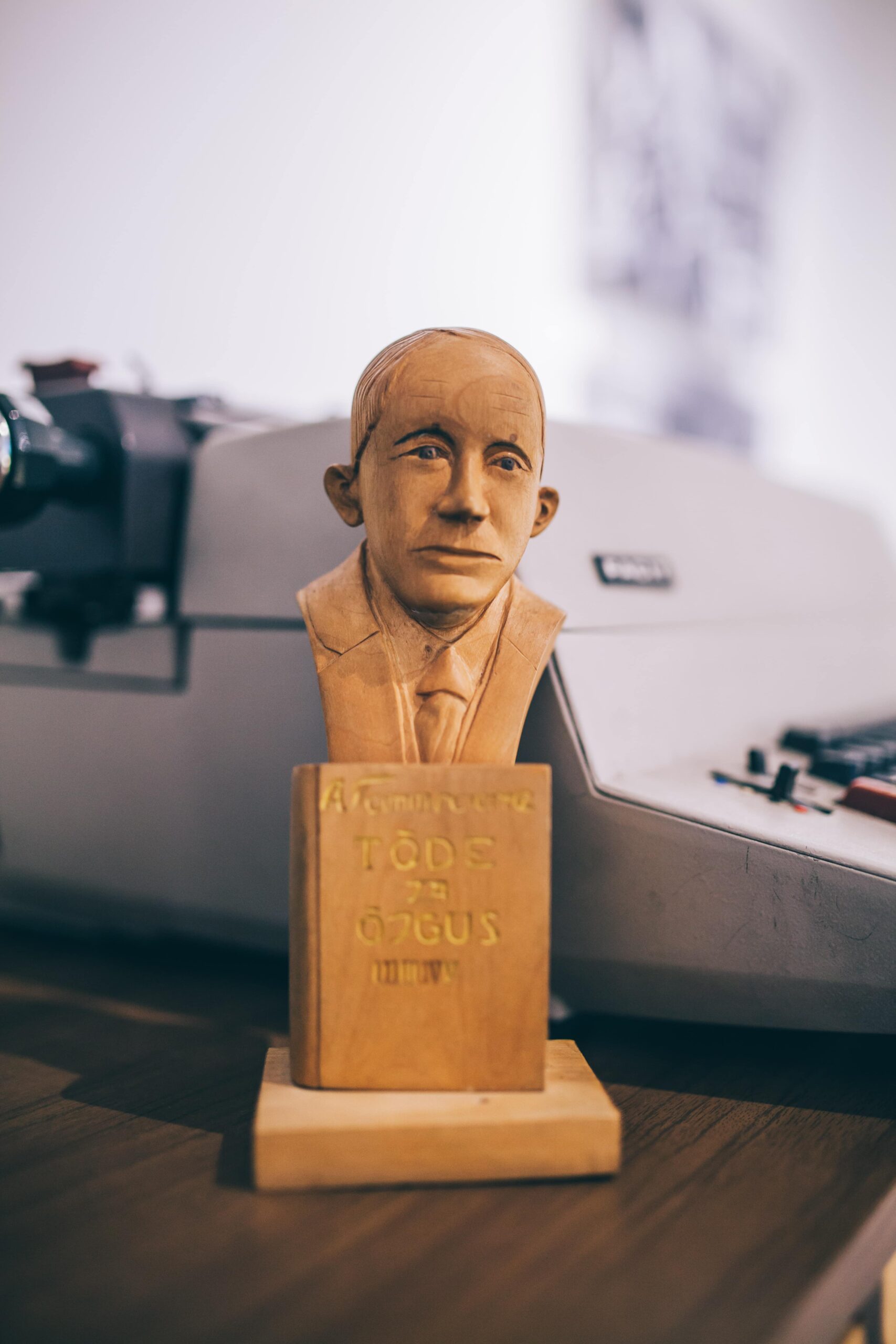 Pildile on jäänud naivist Martin Koppase nikerdatud Tammsaare büst Kondase Keskusest, mis asub lähimast Sõbralt Sõbrale kaltsukast 240 m kaugusel.