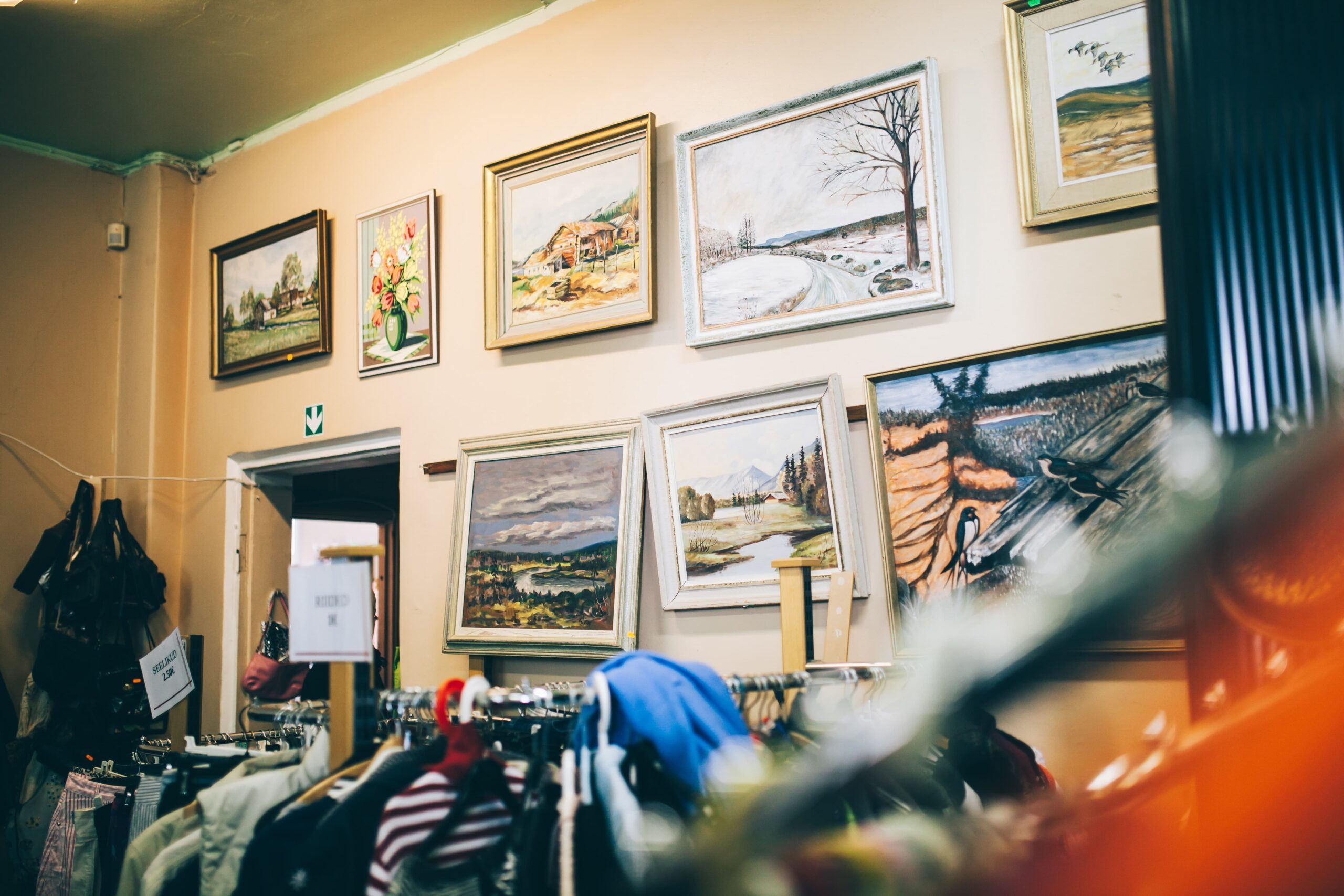 Kui pilk kasutatud riietelt veidi kõrgemale tõsta, võib leida end ootamatult põhjamaiste maastikumaalide keskelt.