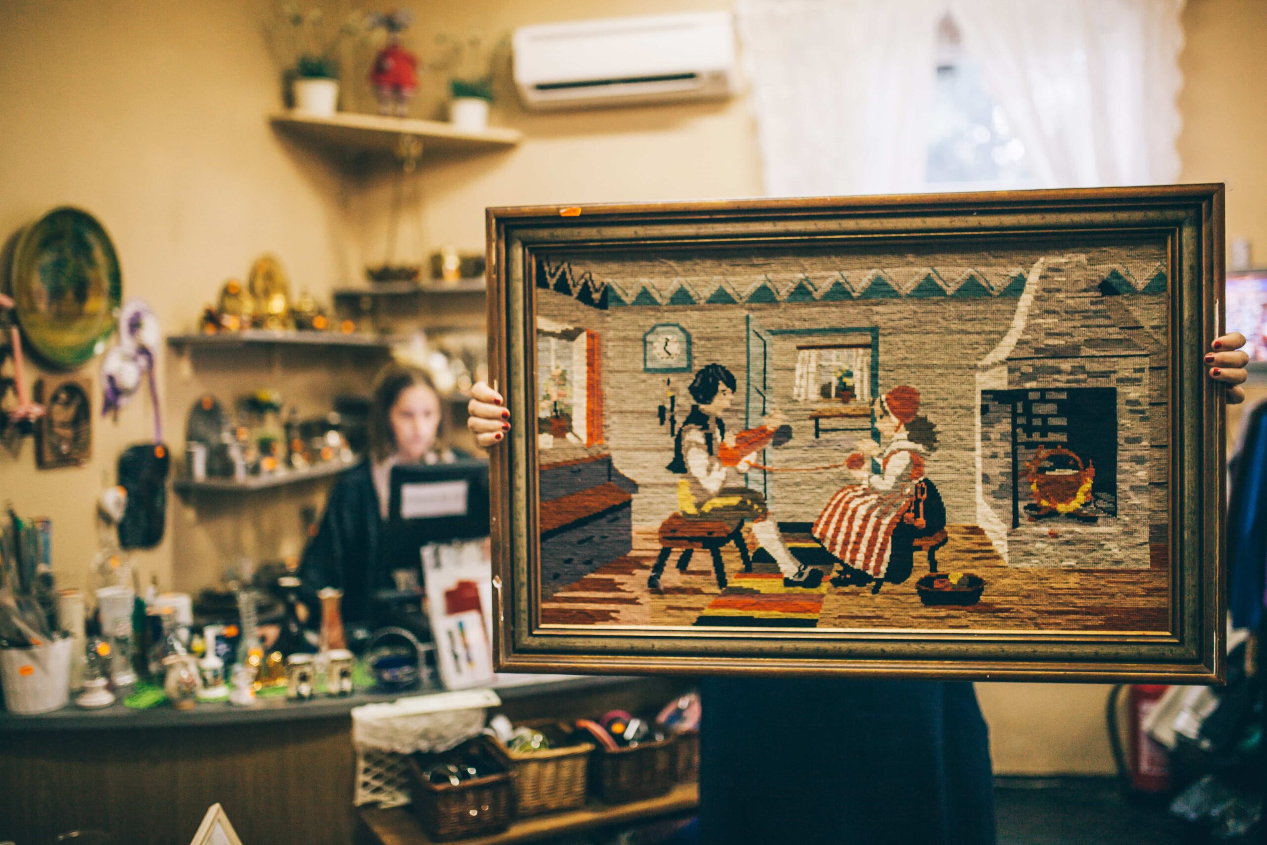 Rasketel aegadel on tikitud pildid olnud kodusoojuse sümboliks. Soovitame nii pilti kui ka tikkimist teraapilistel eesmärkidel. 