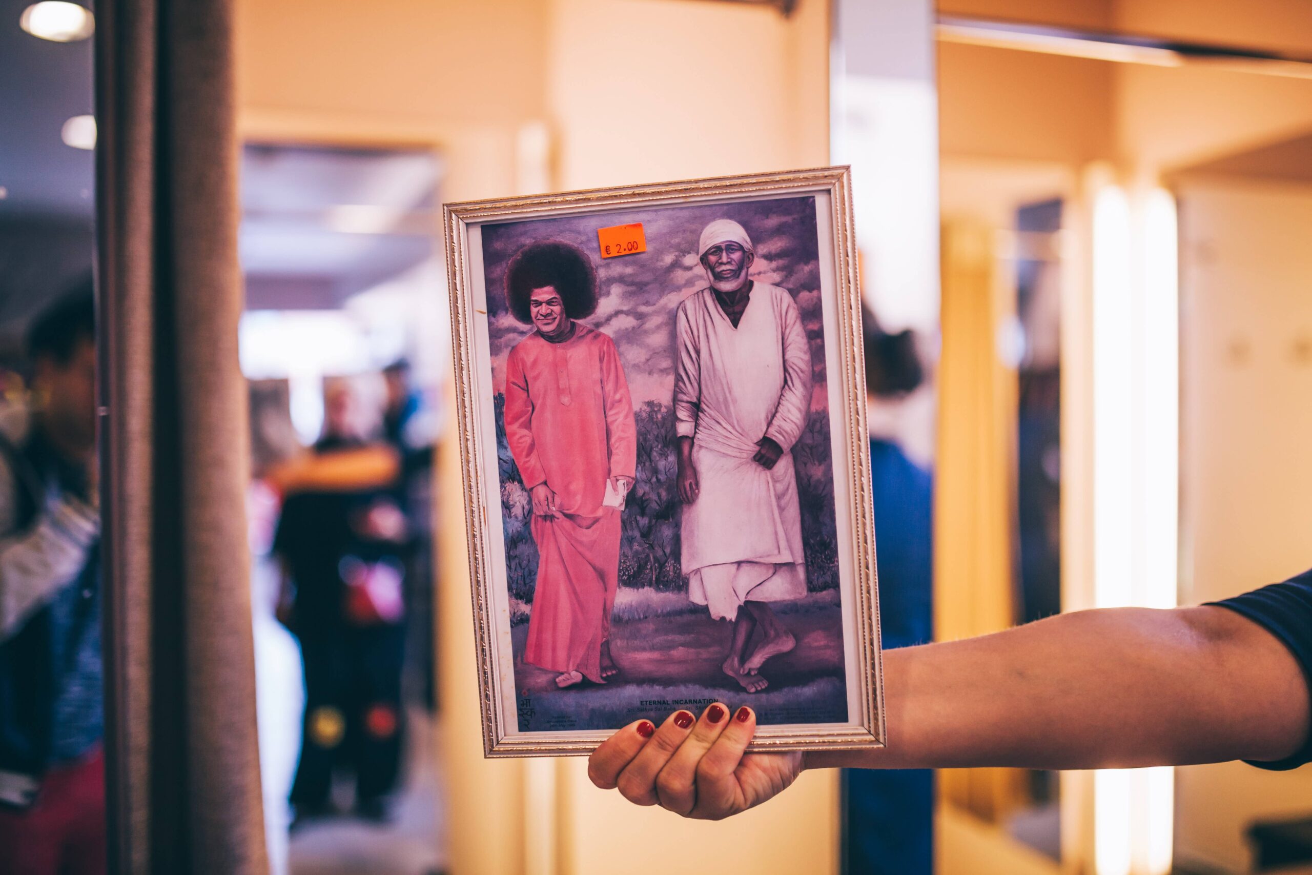 Sathya Sai Baba ja Shirdi Sai Baba kõndimas mööda lõputut halli teed. Kitš ja vaimne virgumine 2 € eest.