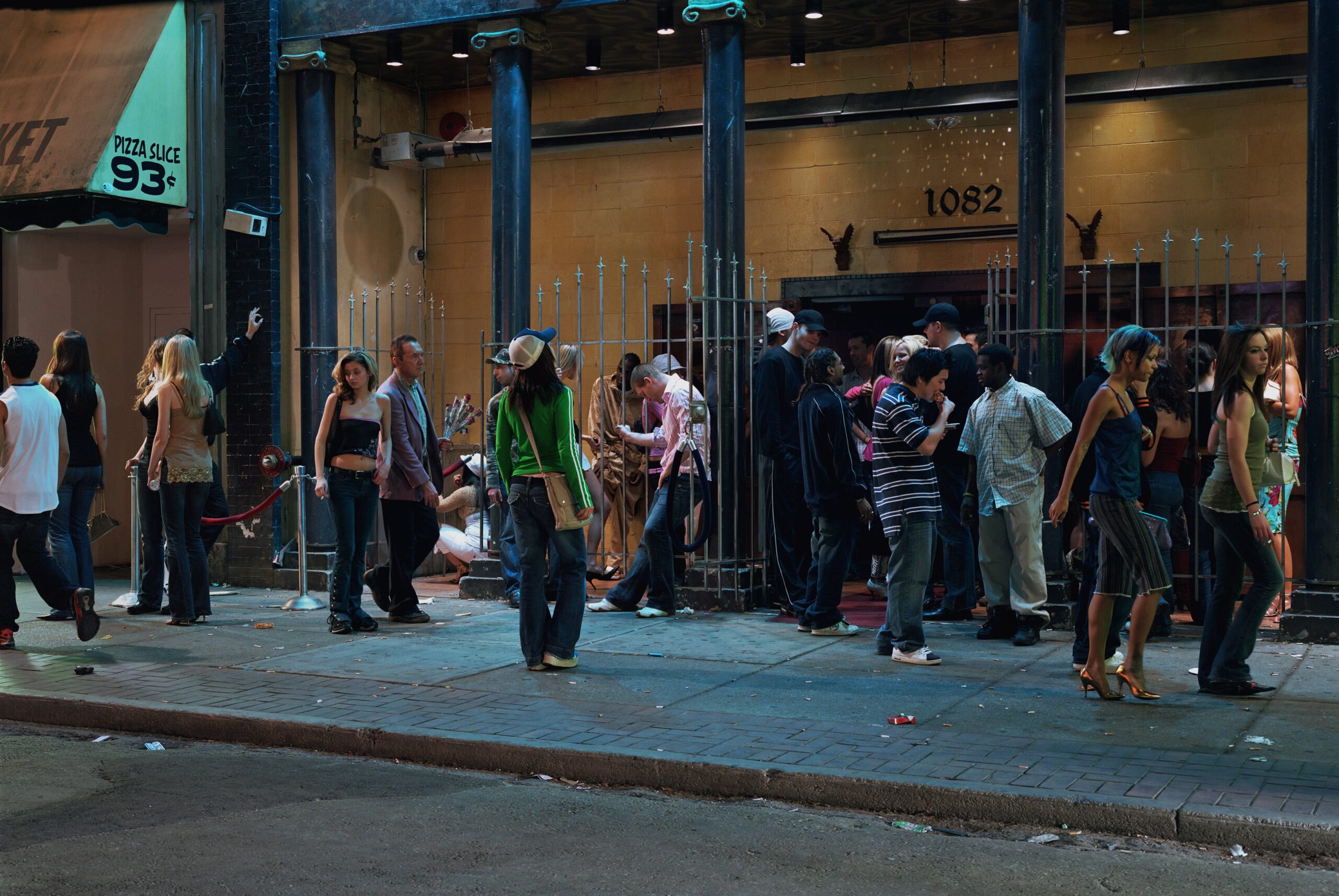 Jeff Walli foto „In Front of a Nightclub”, 2006. Avaldatud autori loal