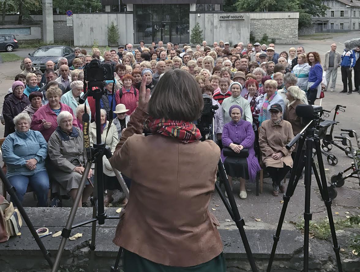 Maria Kapajeva tegemas grupipilti Kreenholmi endistest töötajatest. Foto: Liisa Kaljula