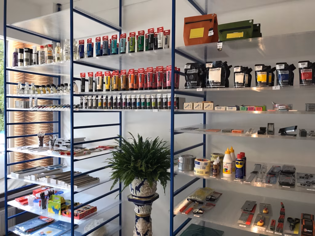 Kalamaja uus paberipood KAPA n&auml;itab noort Eesti kunsti ja varustab kunstitarvetega