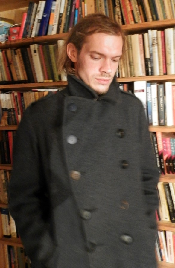 Martin Luiga ja tema Rootsi lahingumeediku hall sinel 1980ndatest. Foto: Linda-Mari Väli