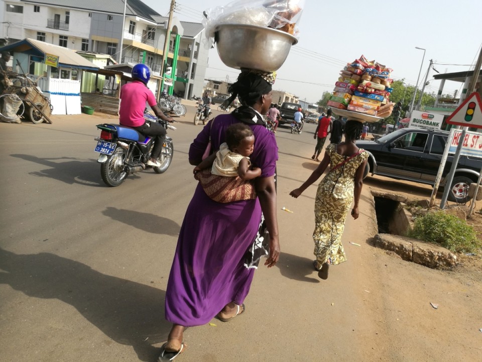 Asju, eriti raskeid ja tülikaid, kantakse pea peal. Kannavad nii lapsed, naised kui ka mehed. Tasakaalu hoidmisel ja raskuse pehmendamisel on abi kandami ja pealae vahel olevast rätikust