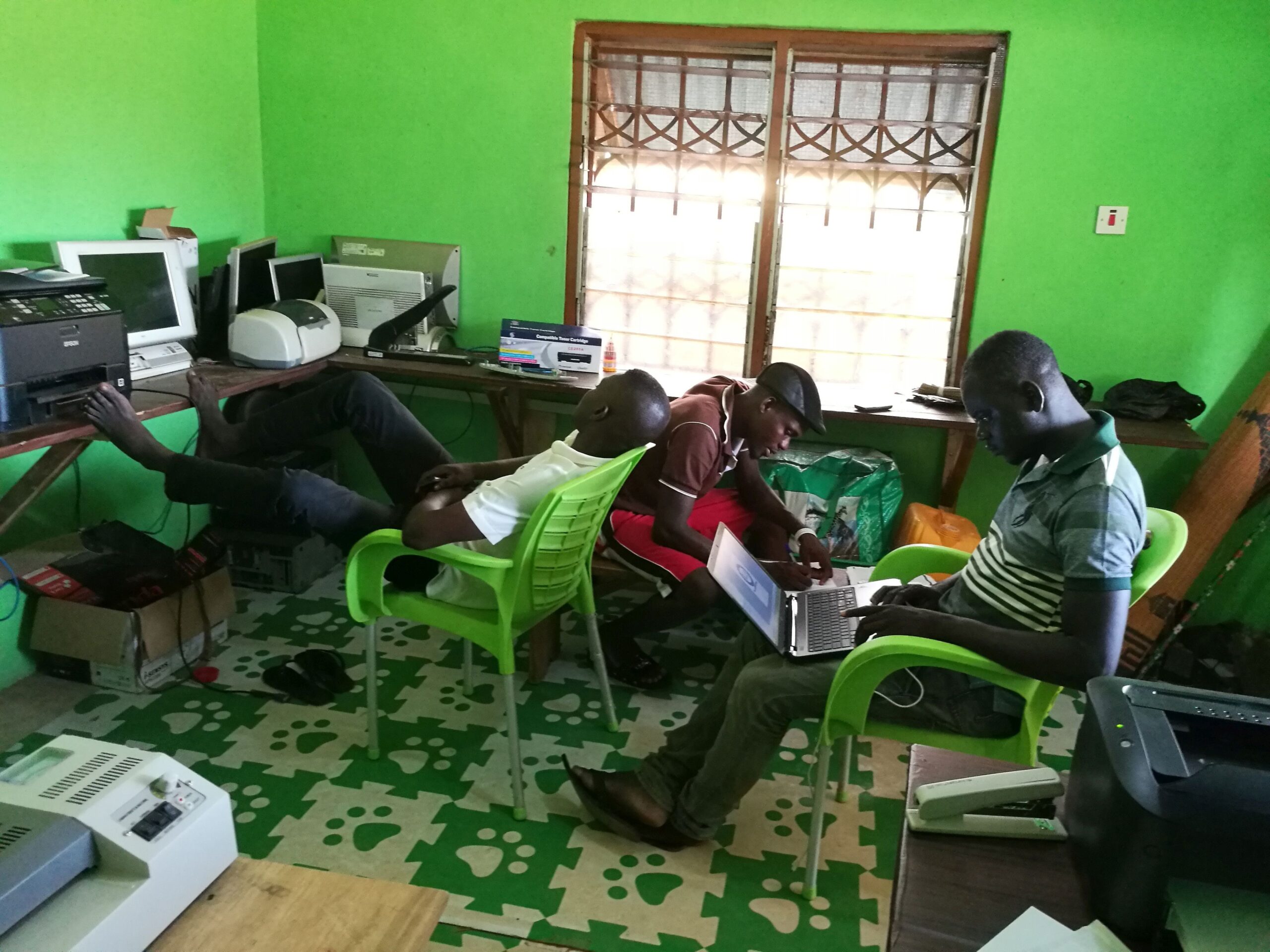 Võrguside areneb kiiresti. Internetipunkt on pigem klubi, siin saab koostada dokumenti, teha koolitöid või lihtsalt kergelt tukastada