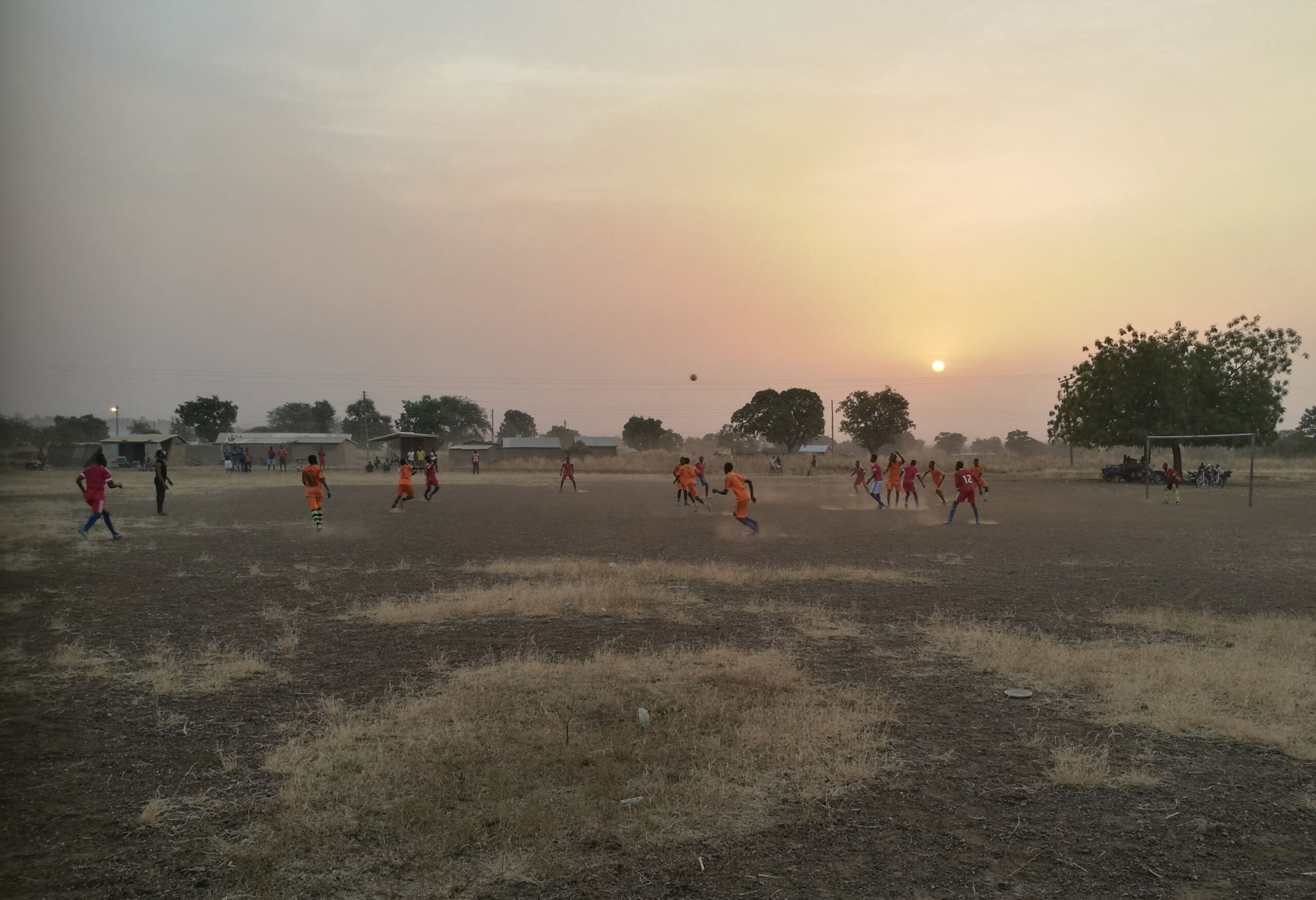Kõigepealt on jalgpall ja siis tuleb tükk tühja maad ning siis kõik ülejäänud spordialad. Pildil mängivad Kongo ja Pelungu küla meeskonnad. Enamik neist mängijatest kaunistaks ka näiteks Narva Transi või Tartu Tammeka ridu