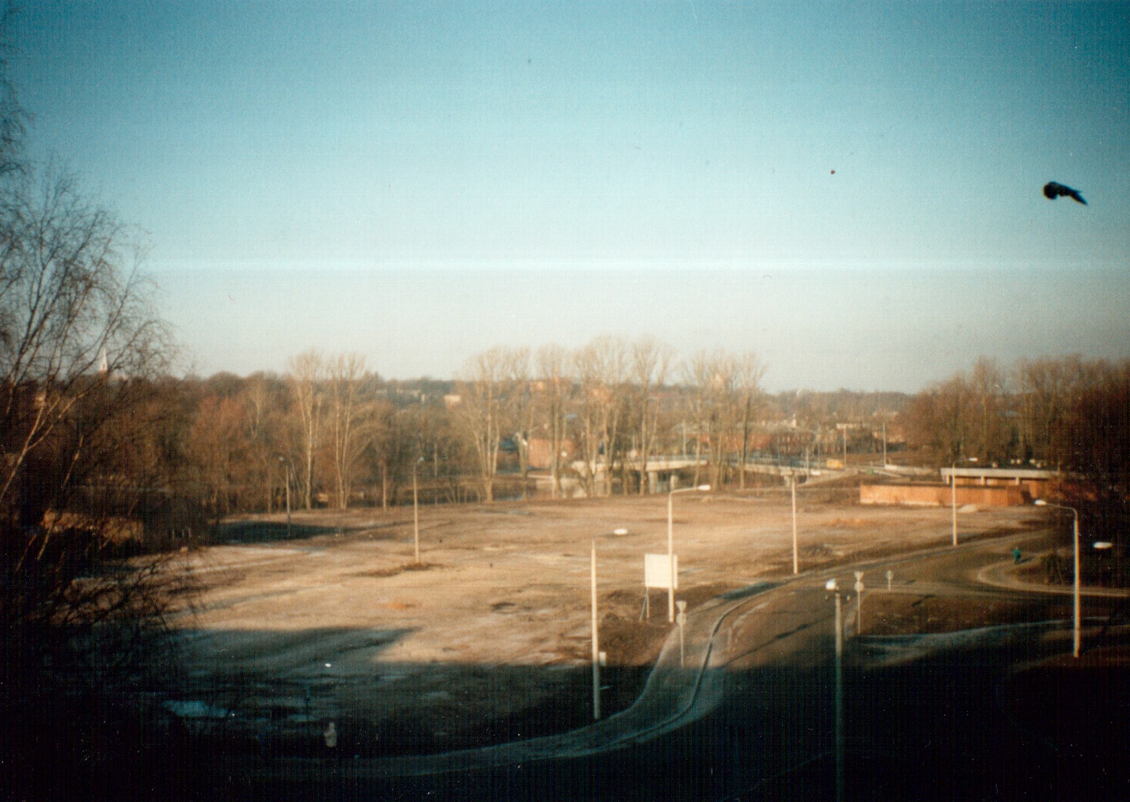 Vaade ühikaaknast 1996. aasta kevadel. Praegu paistaks sealt Meltsiveski Konsum ja veel ka jupp Oeconomicumi, mis ka kohe kadumas. Foto: erakogu