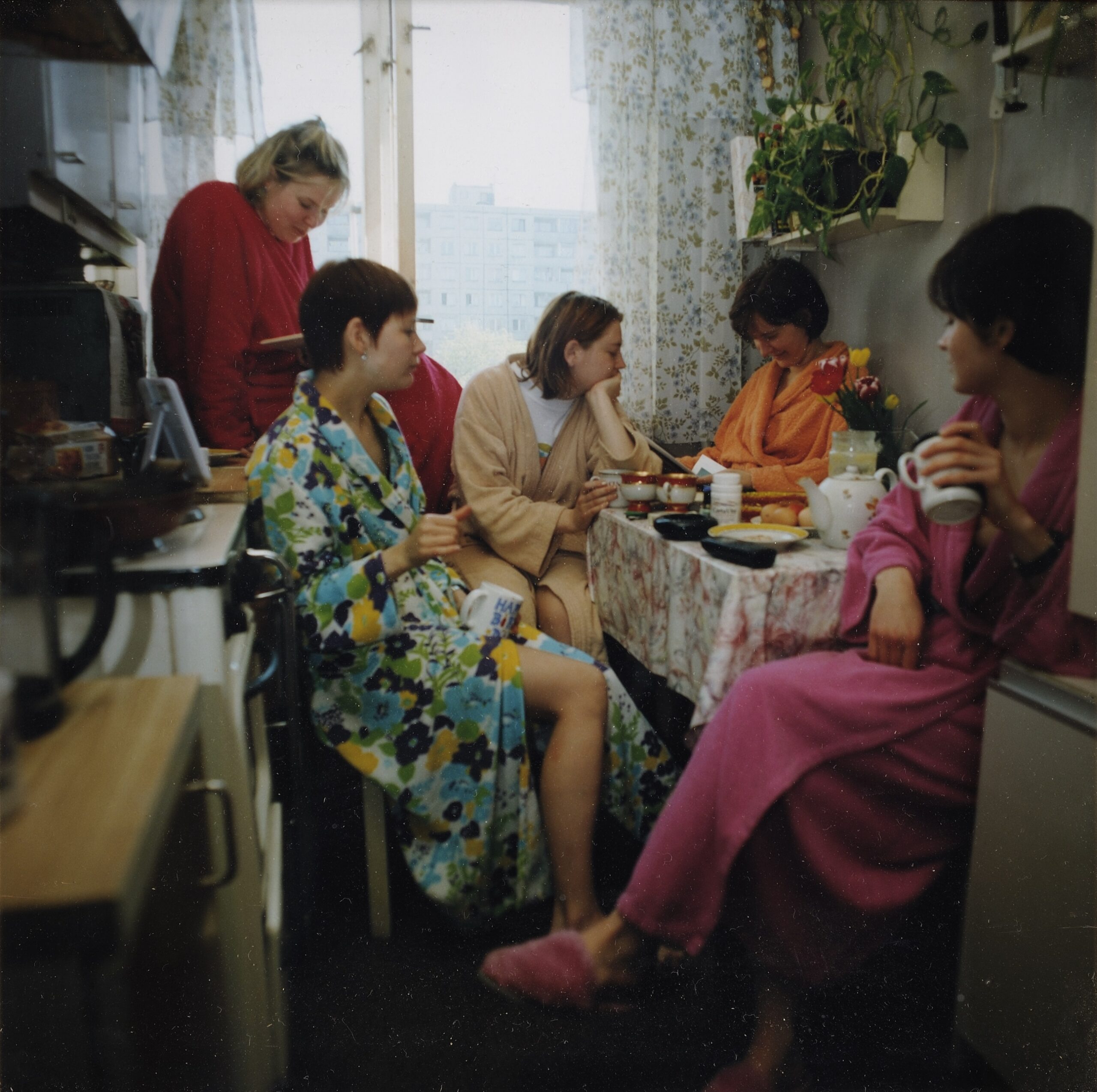 Rühmitus F.F.F.F. (Kristi Paap, Kaire Rannik, Berit Teeäär, Ketli Tiitsaar, Maria Valdma) mängib oma „F-failide” fotodel läbi erinevate põlvkondade „naiselikkuse” ideaale. Kunstnike sõnul tõi fotoseeria ilmsiks konflikti, mis tekib, kui püüda end mahutada visuaalsete identiteetide raamidesse ning säilitada seejuures oma „mina”. Foto: „F-Files nr. 7”, 1998, Eesti Kunstimuuseumi nüüdiskunsti kogu