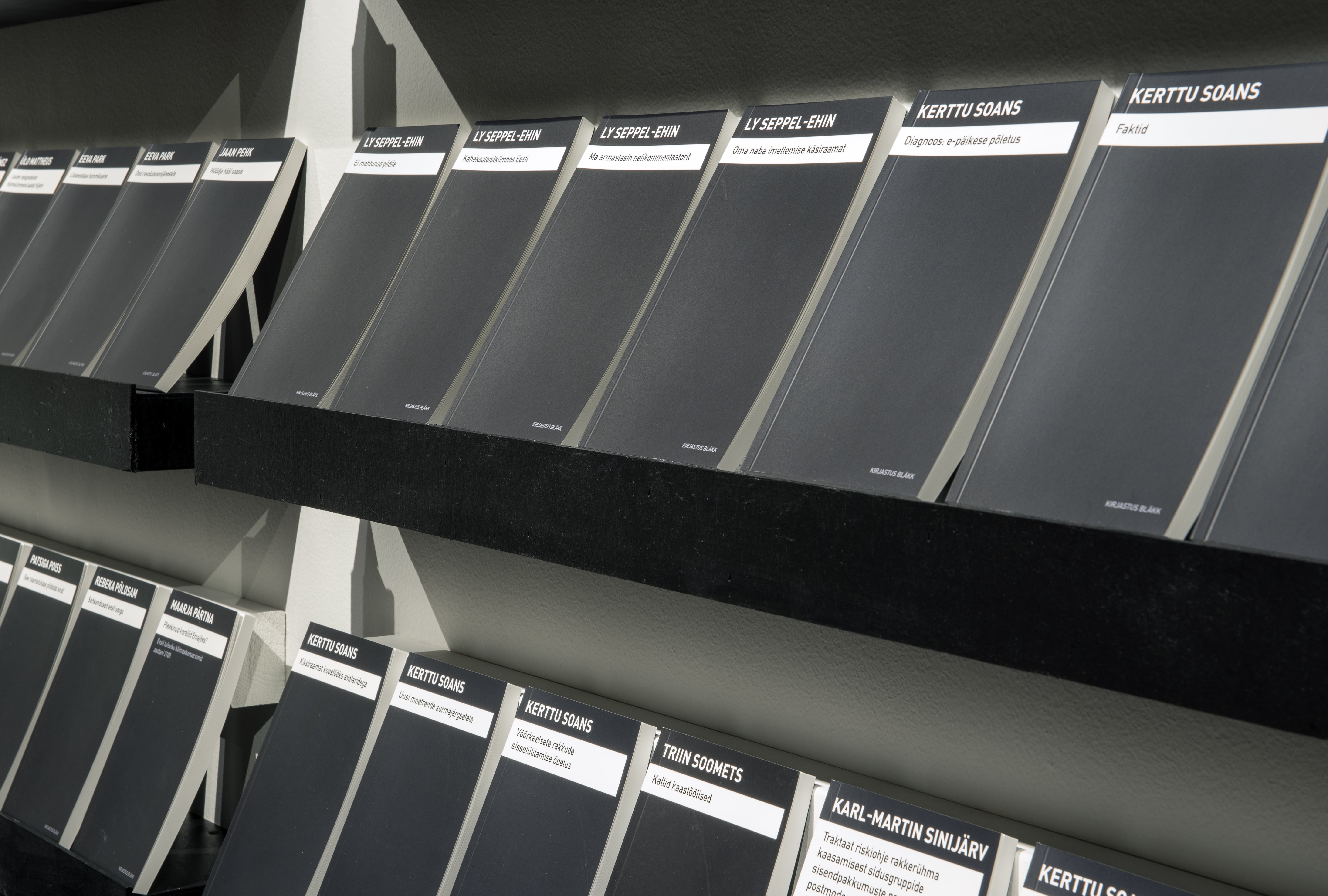 Raamatusarjas „Kirjastus Bläkk esitleb” (2010/2018) on avaldatud sellised teosed nagu „Kogu tõde”, „Ma proovisin armastada venelast” ja „Head lapsed, need kasvavad pitsata”. Foto: Karel Koplimets