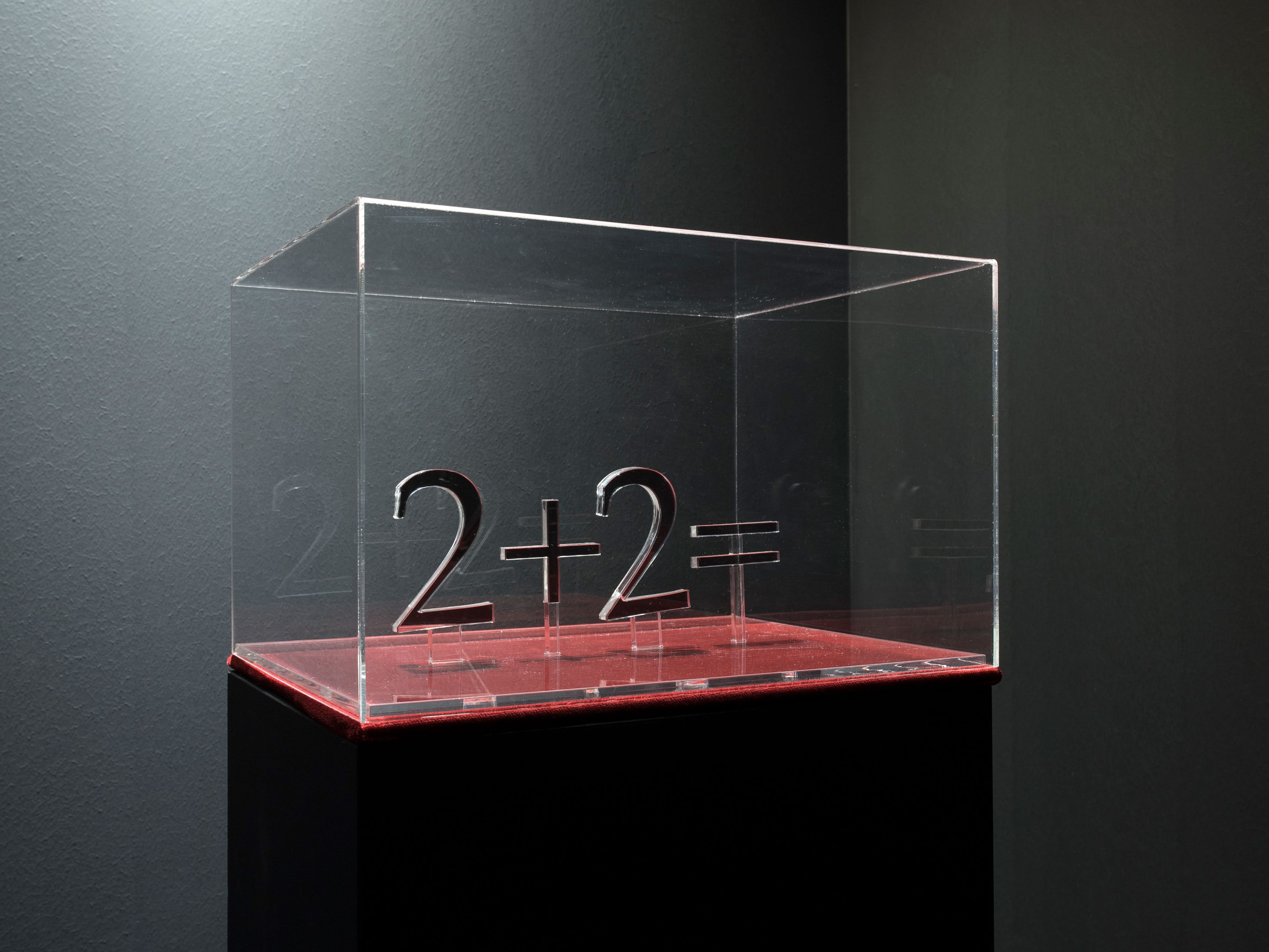 Skulptuur „2+2=…” on labürint-installatsiooni „2018” (2018) kese, mis vihjab hiljutiste poliitiliste sündmuste valguses taas läbi müüdud teosele „1984”. Foto: Karel Koplimets 