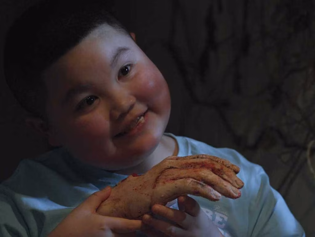 Arvustus: V&auml;givald nakatab