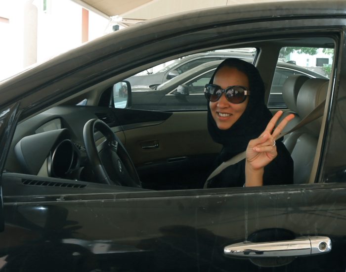 Saudi Araabia aktivist Manal al-Sharif 2013. aastal Araabia Ühendemiraatides Dubais autoroolis. Alates käesoleva aasta juunist tohib ta autot juhtida ka oma kodumaal. Foto: Marwann Naamani / Scanpix