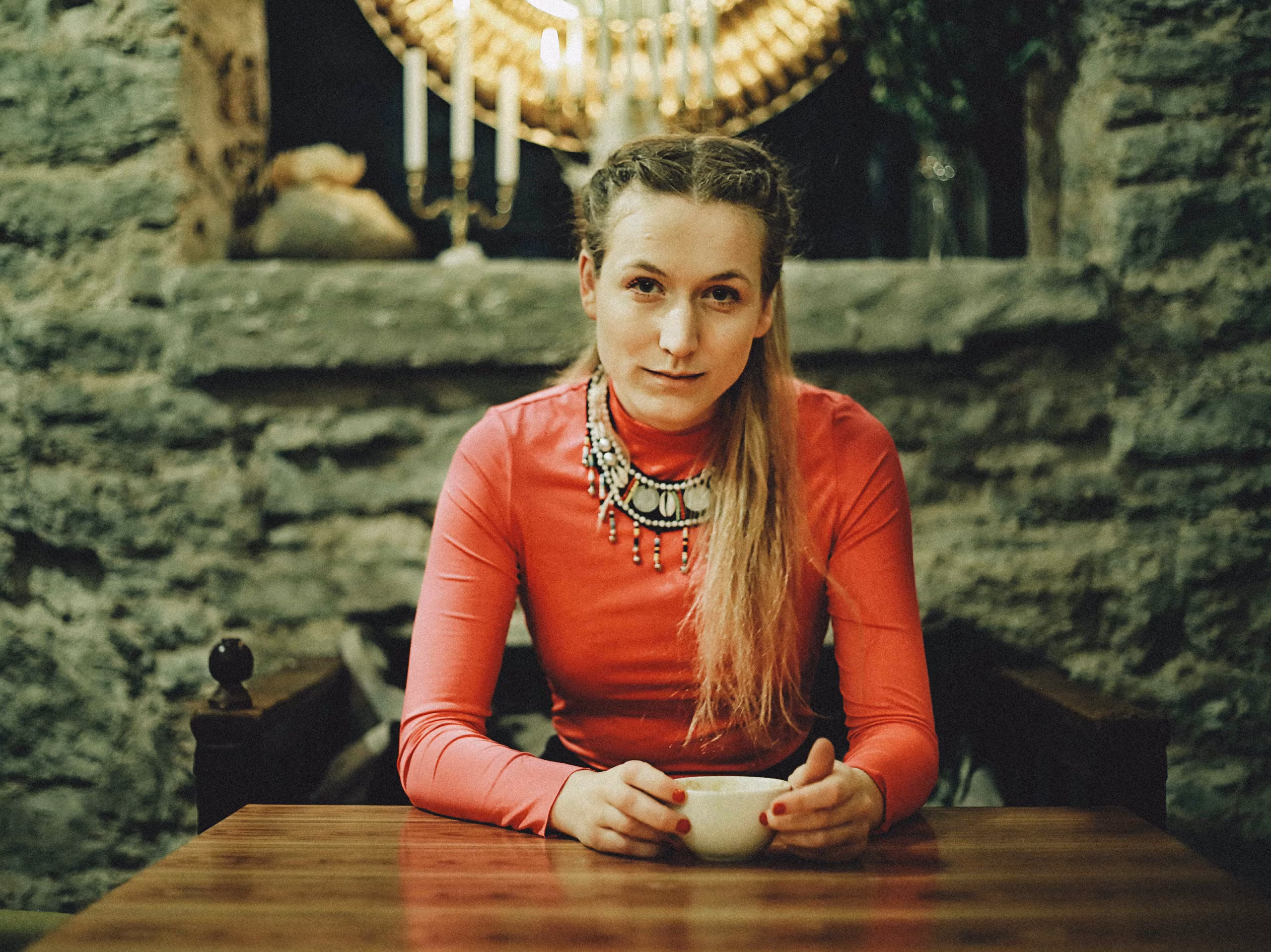 Võõbates argipäeva lapsepõlvevärvidega. Intervjuu Pille Laiakasega