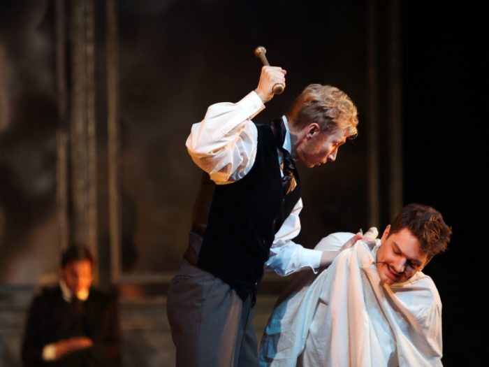 Fjodor Dostojevski romaanil põhinev lavastus „Vennad Karamazovid” Eesti Draamateatris. Foto: Siim Vahur