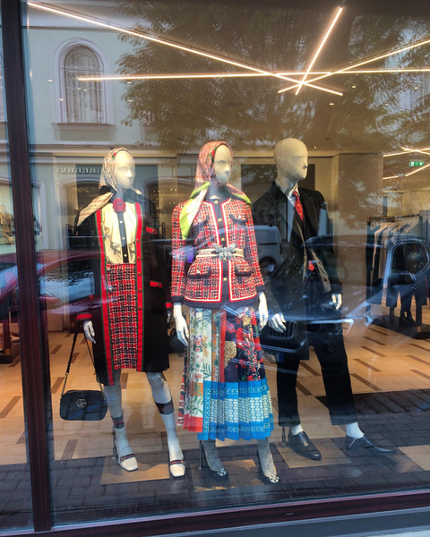 Luksus ristub etnoga Tallinna butiigi vaateaknal. Foto: Sten Ojavee