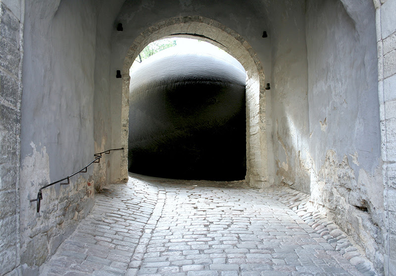 Andra Aaloe, Aet Ader, Flo Kasearu, Kaarel Künnap ja Grete Soosalu, „O”, 2011. Tekstiil, ∅ 5m