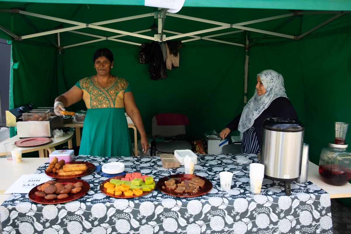 Ikka istuvad inimesed laua ümber, räägivad juttu ja saavad tuttavaks