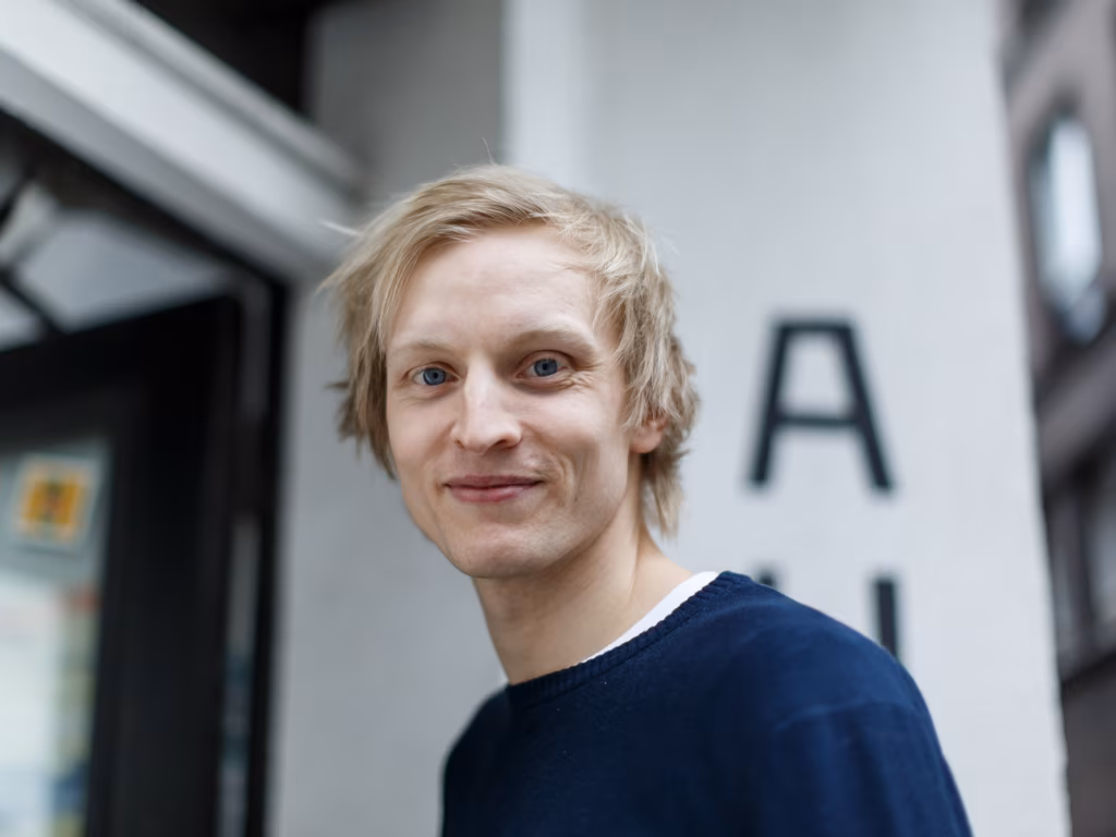 &Uuml;ksildane aasta teatrimalevas. Intervjuu Paul Piigiga