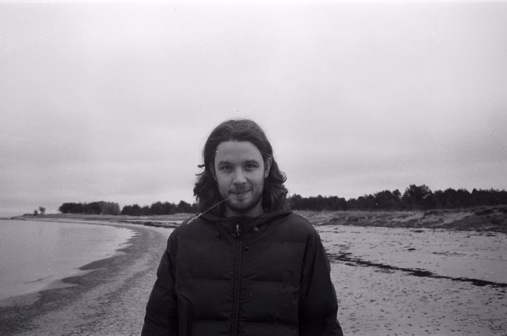 Eelkuulamine: Taavi-Peeter Liivi alternatiivpopi album &bdquo;Absurd&rdquo;