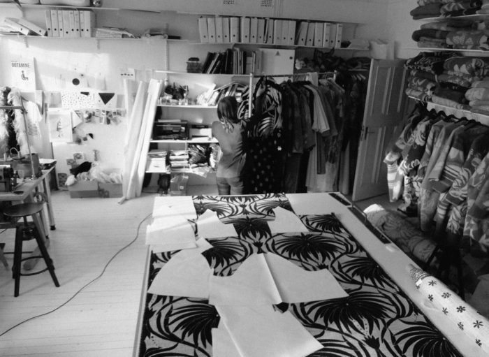 Marit Ilison oma ateljees. Ilisoni initsiatiivil saadeti valitusele ja kriisikomisjonile disainivaldkonna mikro- ja väikeettevõtete pöördumine. Foto: Marit Ilison Creative Atelier