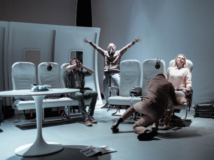 Lauri Lagle lavastus „Paratamatus elada ühel ajal”. Foto: Herkko Labi