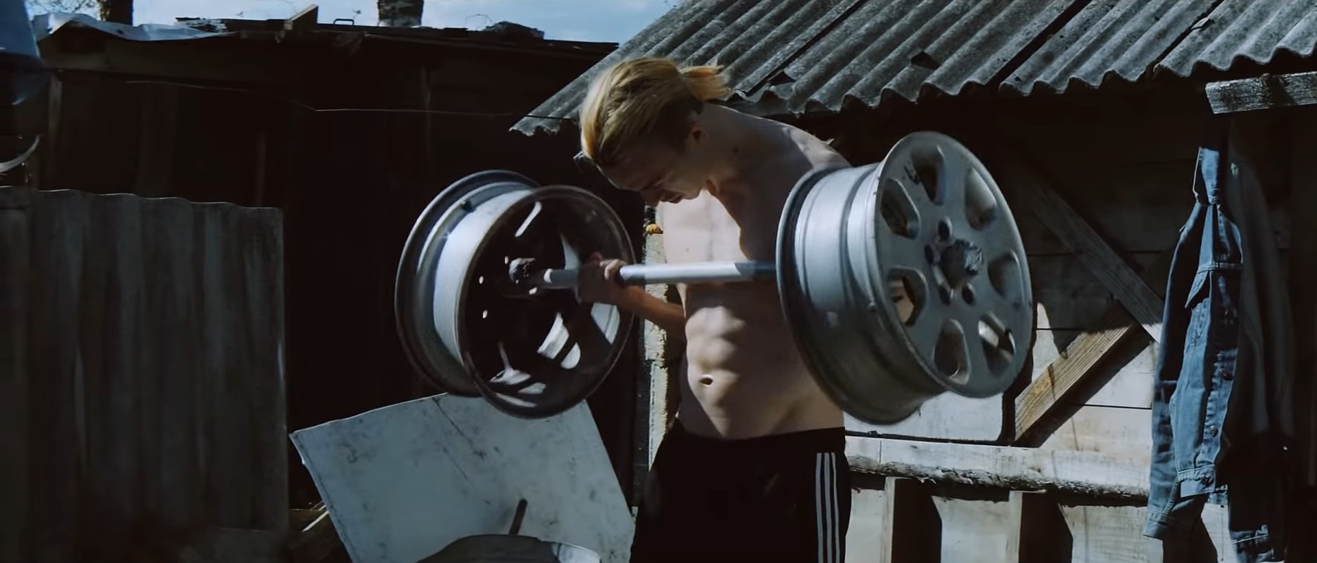 Kaader videost „Leave Me Alone”