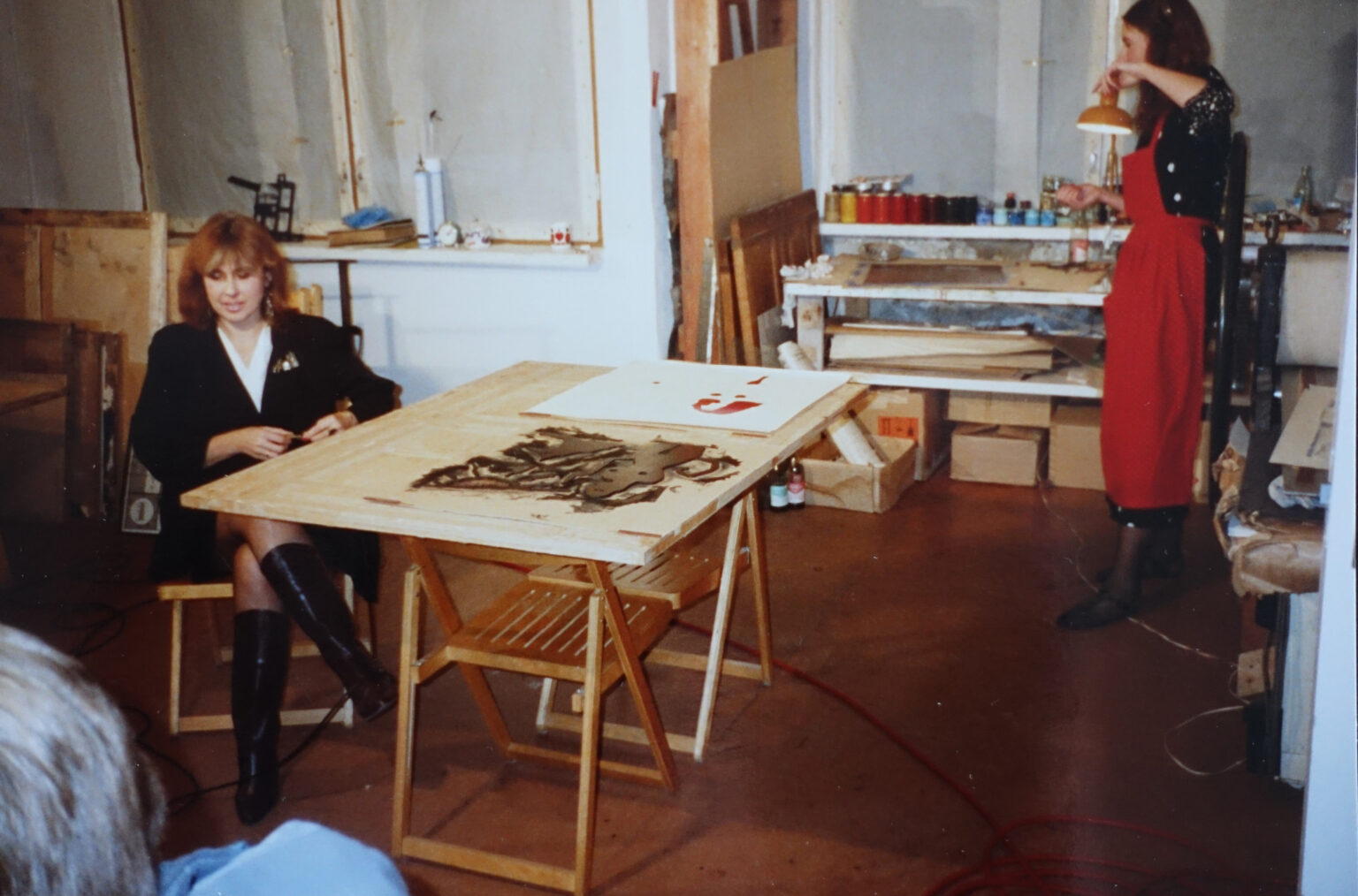 Samuti Lasnamäel ateljeekorteris elanud Sirje Helme koos Eve Kasega 1990. aastal saatesarja „Eesti nüüdiskunst“ võtetel. Taustal on näha kaetud aknaid - selline varjatud ruum säilis 2016. aastani. Foto: erakogu