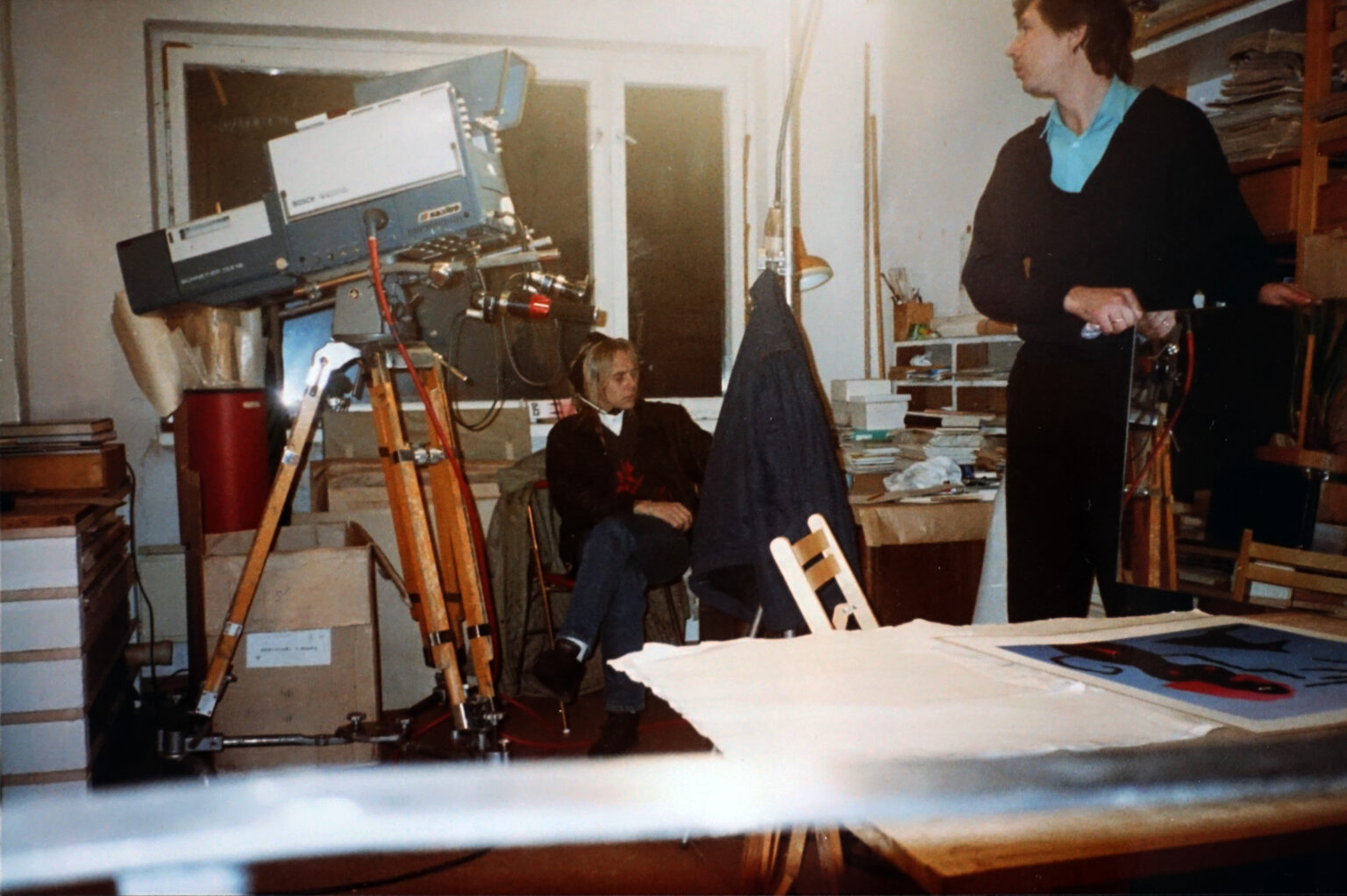 Saatesarja „Eesti nüüdiskunst“ filmimine 1990. aastal. Selline suur kaamera toimis koos maja ette pargitud kaamerabussiga, juhtmed jooksid aknast kümme korrust alla. Foto: erakogu