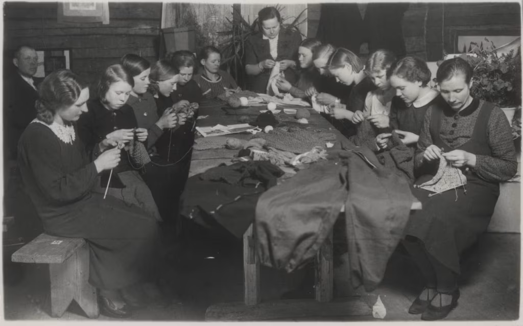 Kantk&uuml;la neiud k&auml;sit&ouml;&ouml;kursustel 1940. aastal. Foto: Rahvusarhiiv