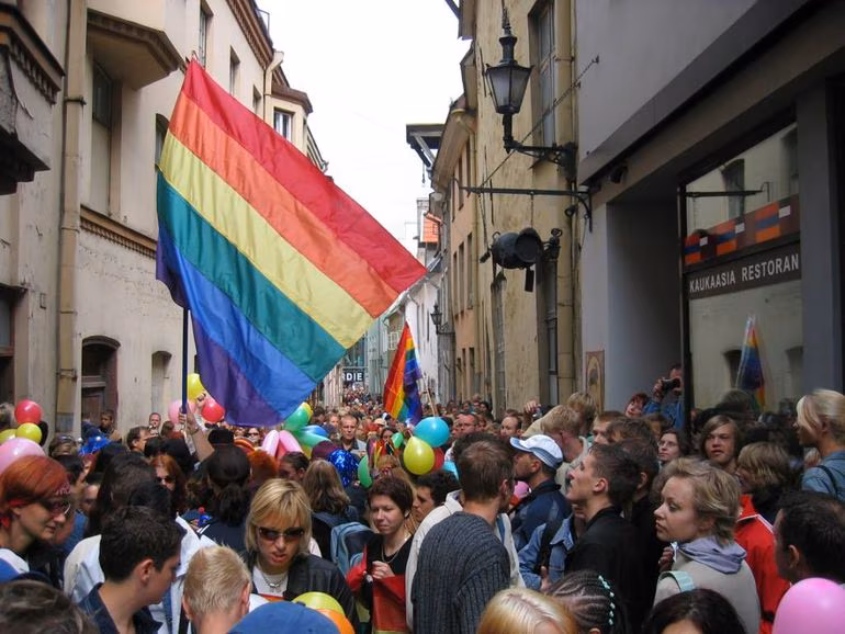 Pride &ndash; teekond v&otilde;rdsema &uuml;hiskonnani
