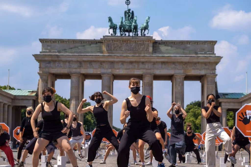 Tants leiab protestivormina j&auml;rjest sagedasemat kasutust. M&ouml;&ouml;dunud suvel tantsiti Berliinis seksuaalv&auml;givallavastasel protestiaktsioonil. Foto: Rolf Zoellner / Scanpix