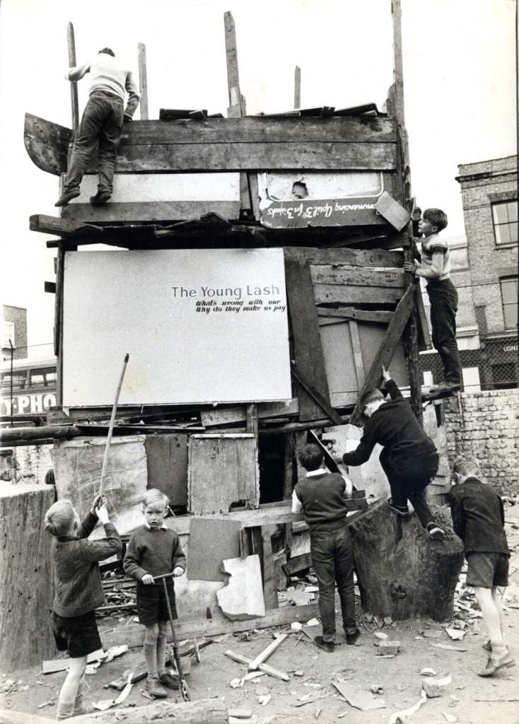 Notting Hilli kolahoov 1960ndatel. Juba esimeste kolahoovide põhieesmärk oli pakkuda lastele ja noortele autonoomiat, omal käel tegutsemist. Kombineerituna kõikvõimaliku kolaga sütitab see loovuse. Foto: RBKC Local Studies & Archives.