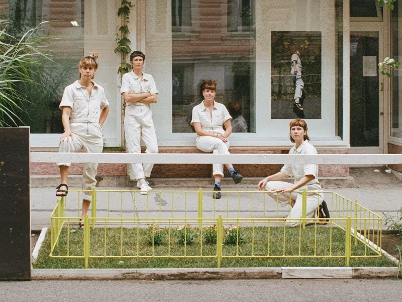 Ebamõistlikkuse teatri töölised. Intervjuu Austria performance-grupiga raumarbeiterinnen