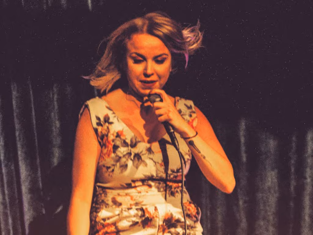 K&uuml;mme k&uuml;simust alustavale koomikule