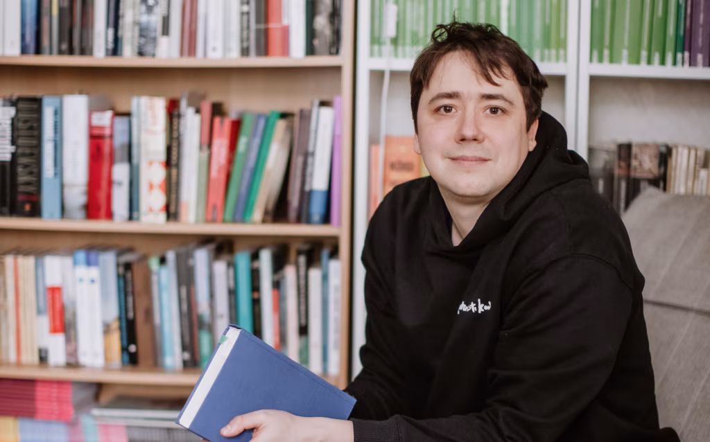 Raamaturiiul: Indrek Ojami &bdquo;pisike&rdquo; raamatukogu Karlovas