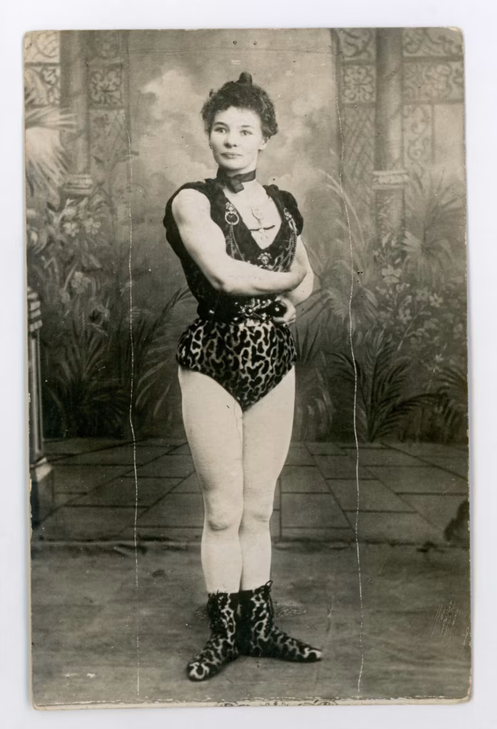 Atleett&scaron;empion Linda Belling (kodanikunimega Auguste Joost, 1875&ndash;1948) teenis elatist &otilde;mblejana. Naist olevat inspireerinud raskusi t&otilde;stma tsirkuses n&auml;htud j&otilde;umehed. Kulturism oli 20. sajandi alguses veel hoopis teistsugune. Foto: Eesti Spordi- ja Ol&uuml;mpiamuuseum / CC BY 4.0