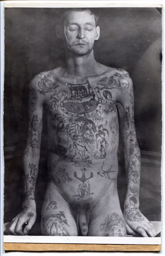 Miks on see pilt haigla kogus? Kas mees pildil on ikka elus v&otilde;i mediteerib ta unelaineis? Kui palju aastaid ta end t&auml;toveeris? Foto: Eesti Tervisemuuseum / CC BY 4.0